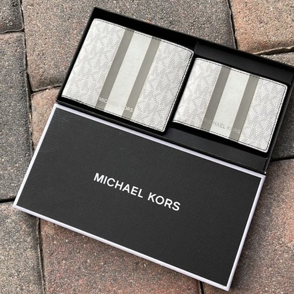Michael Kors Boxed Signature 3 in 1 Bifold Wallet In White / Pearl Grey - Picture 1 of 14